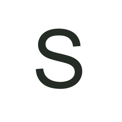 Cadena moderna dorada de 18 quilates con iniciales y candado