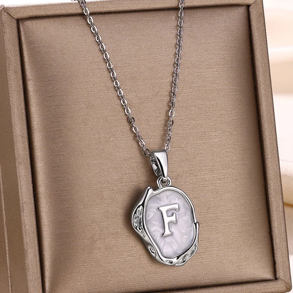 Collar océano con iniciales dorado de 18 quilates en el fondo marino