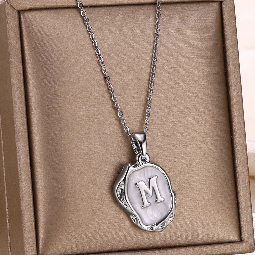 Collar océano con iniciales dorado de 18 quilates en el fondo marino