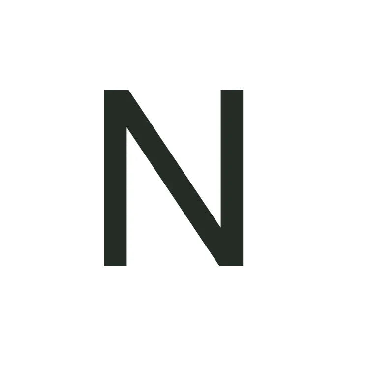 Cadena moderna dorada de 18 quilates con iniciales y candado