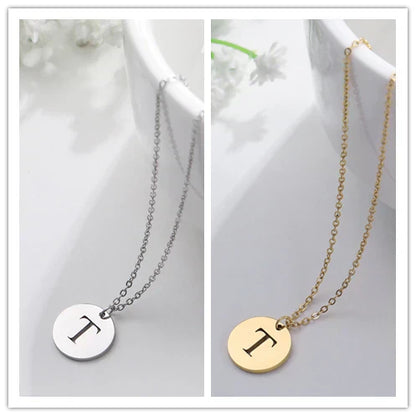 Collar con iniciales grabadas en círculo moderno, dorado de 18 quilates