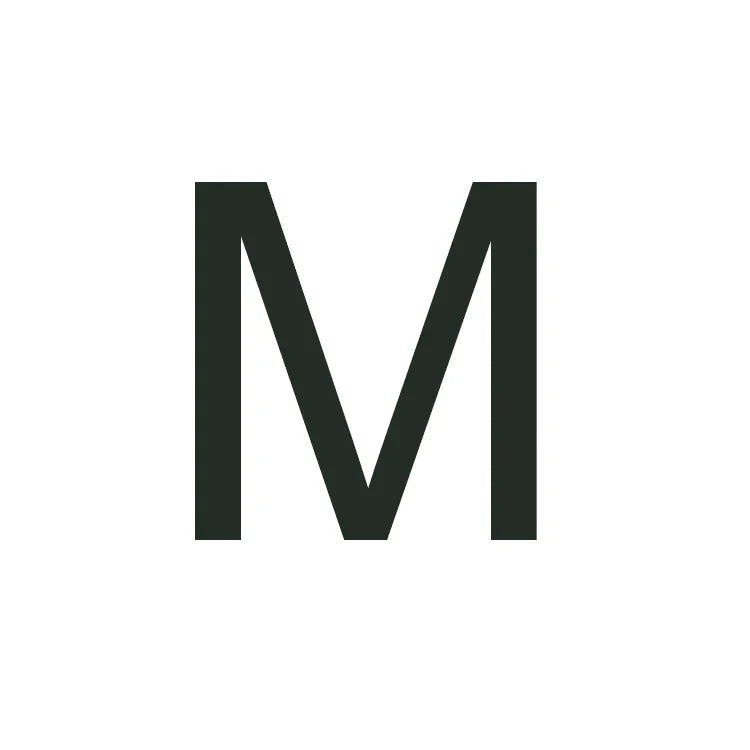 Cadena moderna dorada de 18 quilates con iniciales y candado