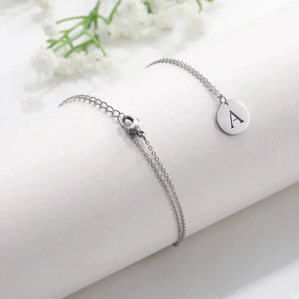 Collar con iniciales grabadas en círculo moderno, dorado de 18 quilates