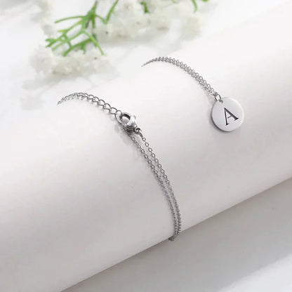 Collar con iniciales grabadas en círculo moderno, dorado de 18 quilates