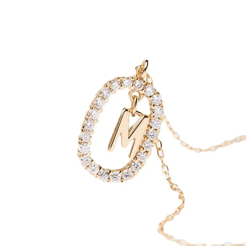 Cadena de letras dorada de 18 quilates con piedras preciosas brillantes