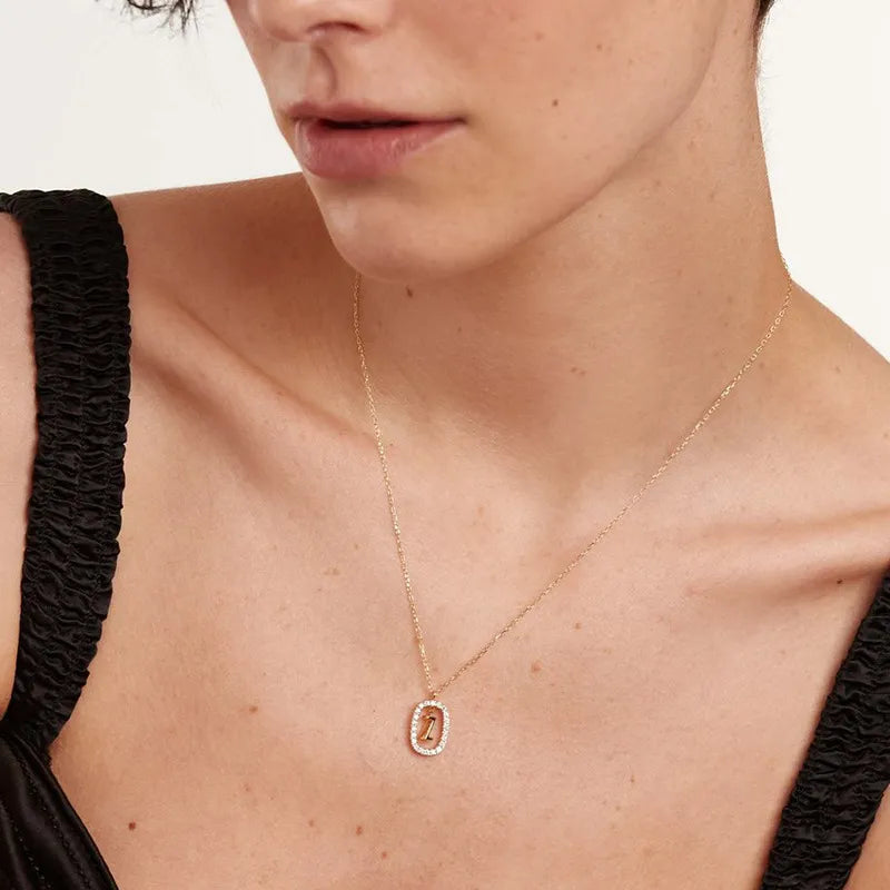 Cadena de letras dorada de 18 quilates con piedras preciosas brillantes