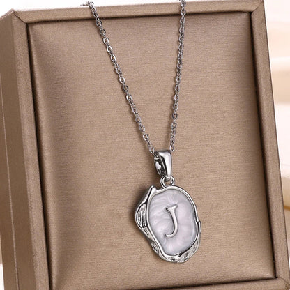 Collar océano con iniciales dorado de 18 quilates en el fondo marino