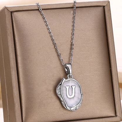 Collar océano con iniciales dorado de 18 quilates en el fondo marino