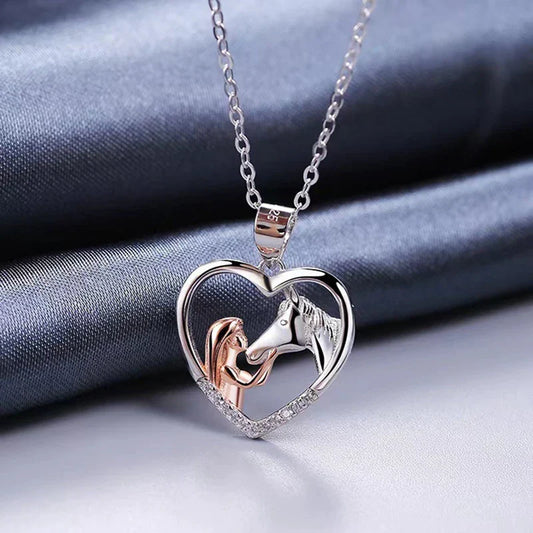 Collar de Corazón con Zirconia de Niña y Caballo