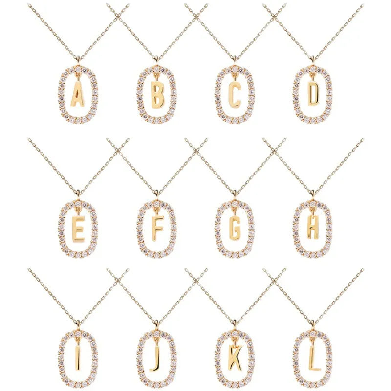 Cadena de letras dorada de 18 quilates con piedras preciosas brillantes