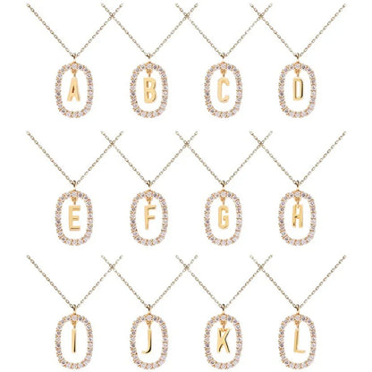 Cadena de letras dorada de 18 quilates con piedras preciosas brillantes