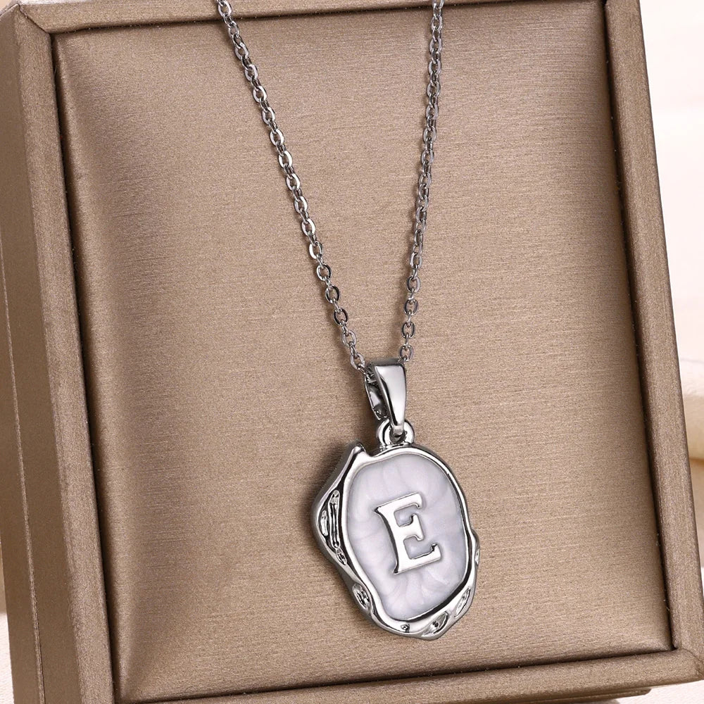 Collar océano con iniciales dorado de 18 quilates en el fondo marino