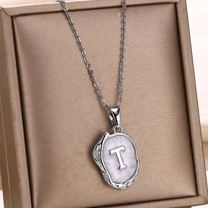 Collar océano con iniciales dorado de 18 quilates en el fondo marino