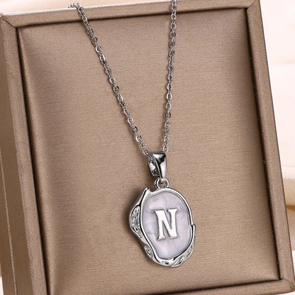 Collar océano con iniciales dorado de 18 quilates en el fondo marino