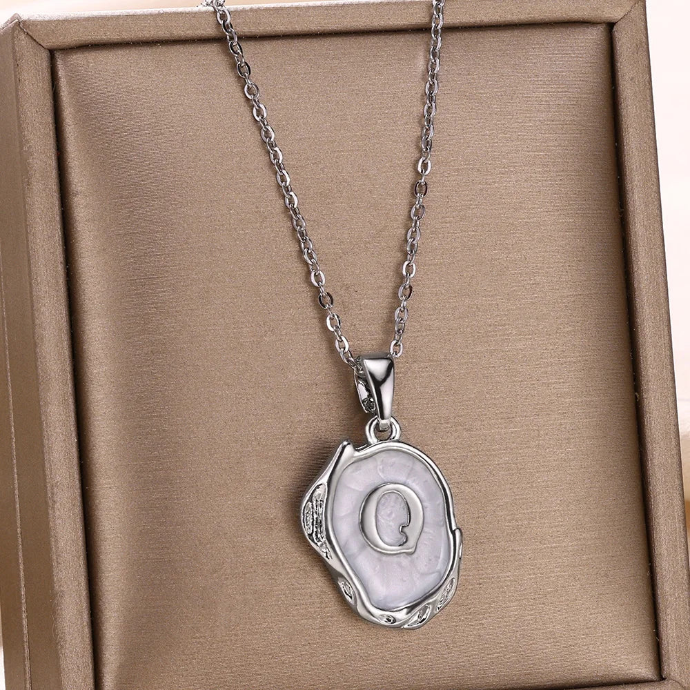 Collar océano con iniciales dorado de 18 quilates en el fondo marino