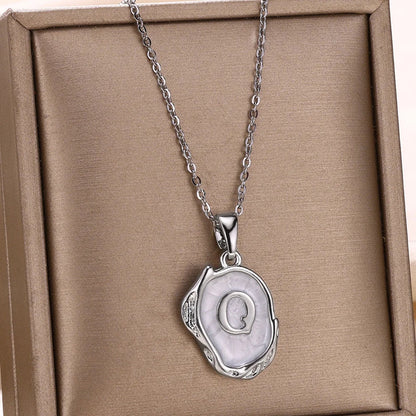 Collar océano con iniciales dorado de 18 quilates en el fondo marino