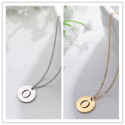 Collar con iniciales grabadas en círculo moderno, dorado de 18 quilates