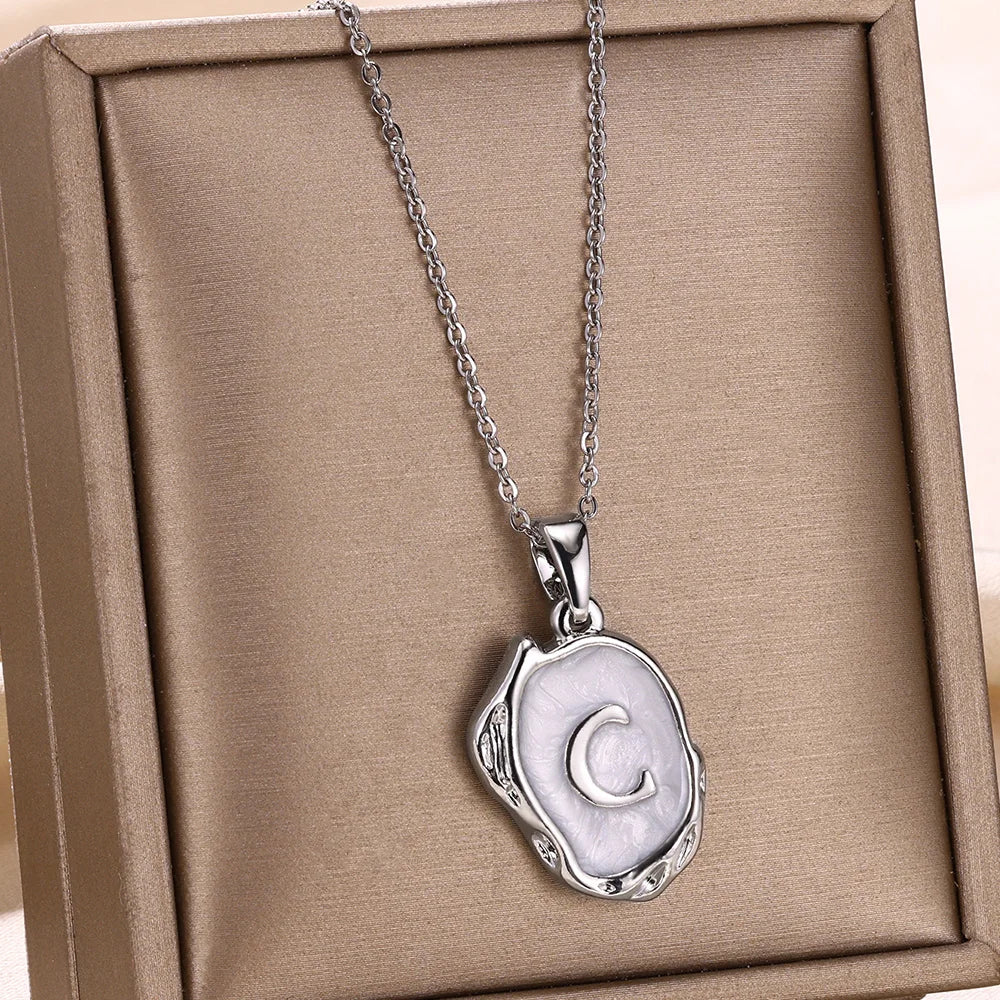 Collar océano con iniciales dorado de 18 quilates en el fondo marino