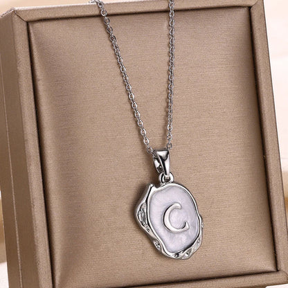 Collar océano con iniciales dorado de 18 quilates en el fondo marino