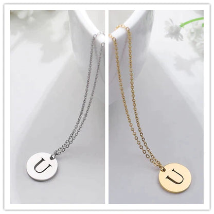 Collar con iniciales grabadas en círculo moderno, dorado de 18 quilates