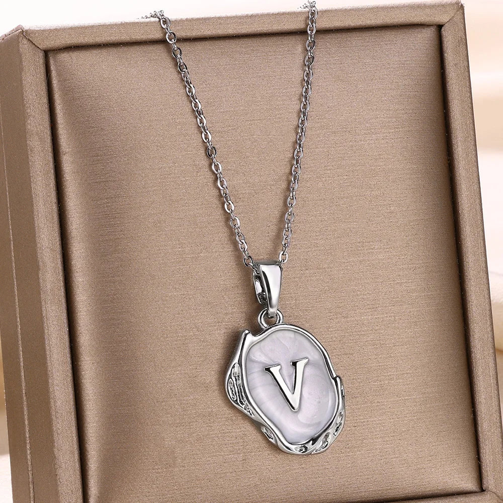 Collar océano con iniciales dorado de 18 quilates en el fondo marino