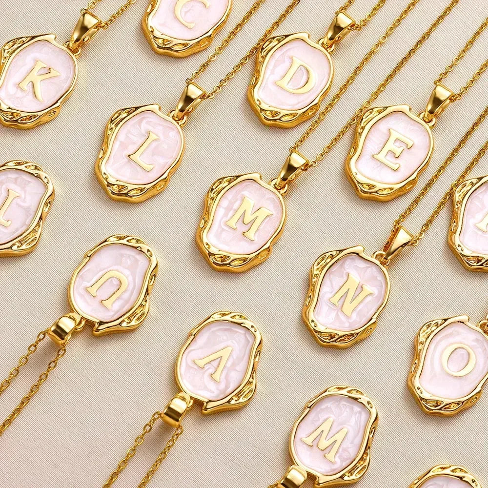 Collar océano con iniciales dorado de 18 quilates en el fondo marino