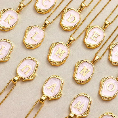 Collar océano con iniciales dorado de 18 quilates en el fondo marino