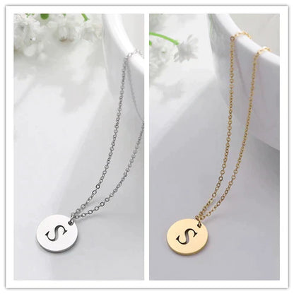 Collar con iniciales grabadas en círculo moderno, dorado de 18 quilates