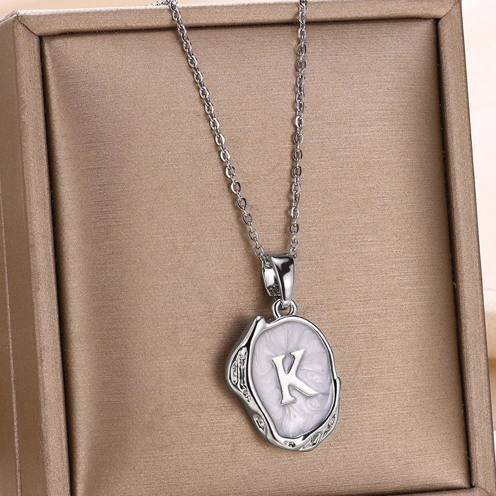 Collar océano con iniciales dorado de 18 quilates en el fondo marino