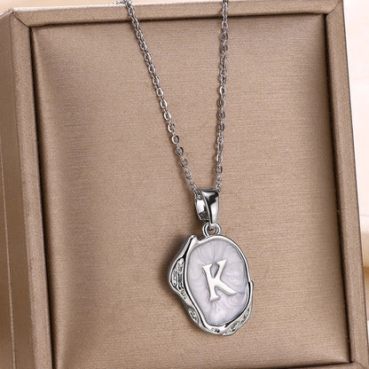 Collar océano con iniciales dorado de 18 quilates en el fondo marino