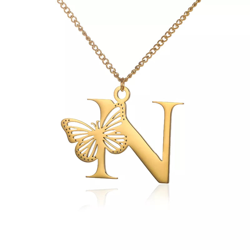 Cadena de iniciales dorada de 18 quilates con elegante mariposa