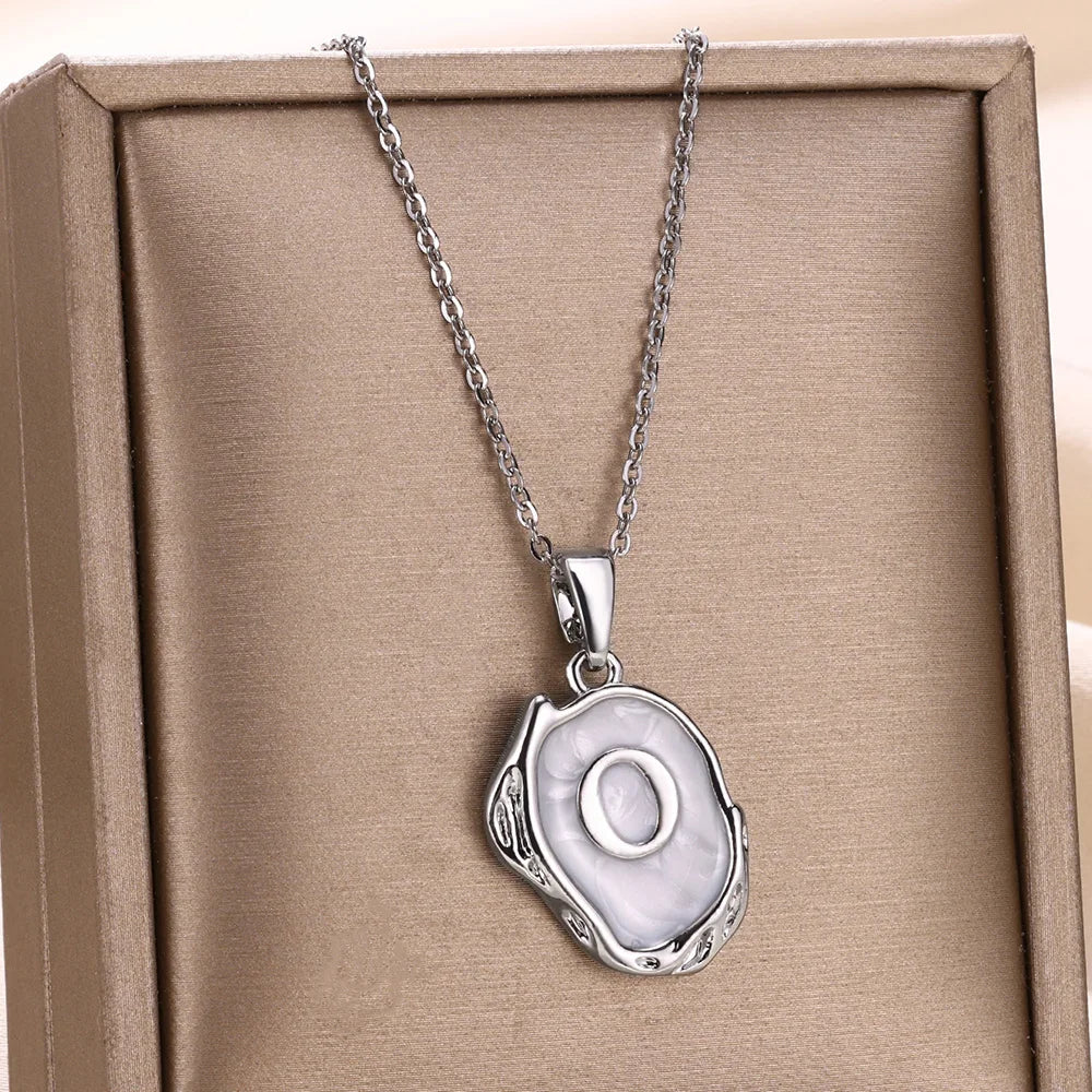 Collar océano con iniciales dorado de 18 quilates en el fondo marino