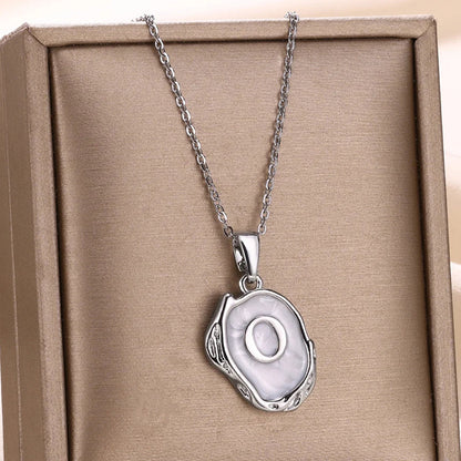 Collar océano con iniciales dorado de 18 quilates en el fondo marino