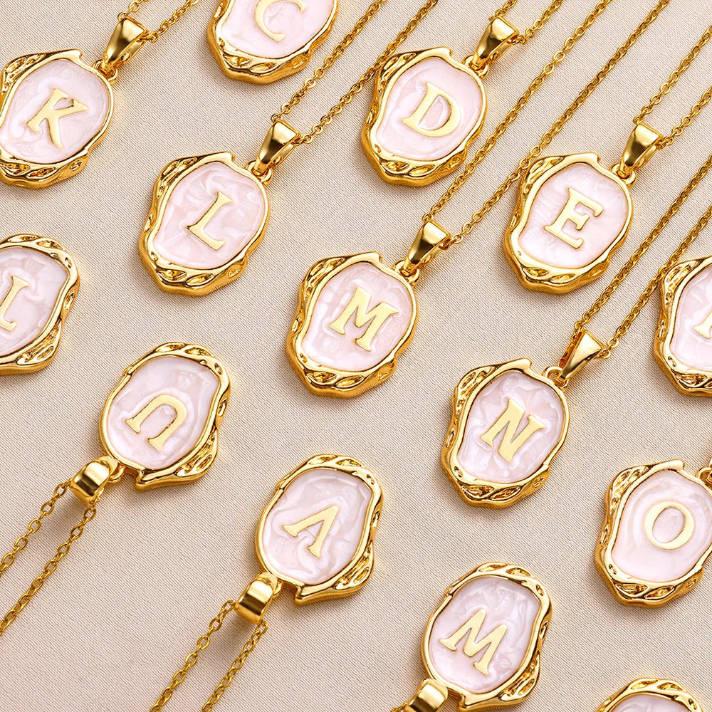 Collar océano con iniciales dorado de 18 quilates en el fondo marino