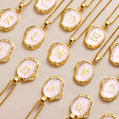 Collar océano con iniciales dorado de 18 quilates en el fondo marino