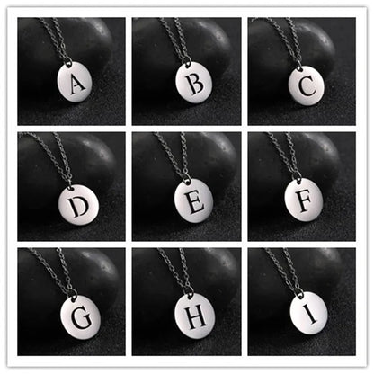 Collar con iniciales grabadas en círculo moderno, dorado de 18 quilates