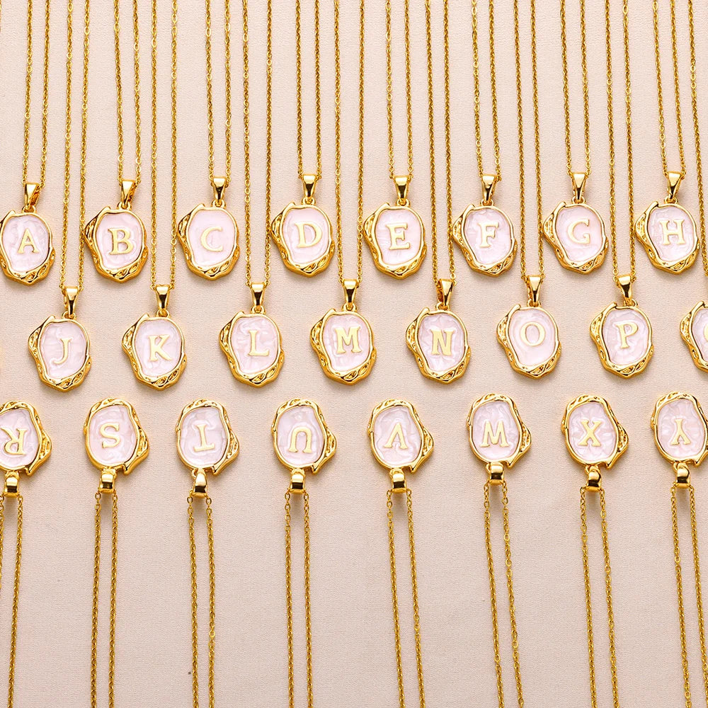 Collar océano con iniciales dorado de 18 quilates en el fondo marino