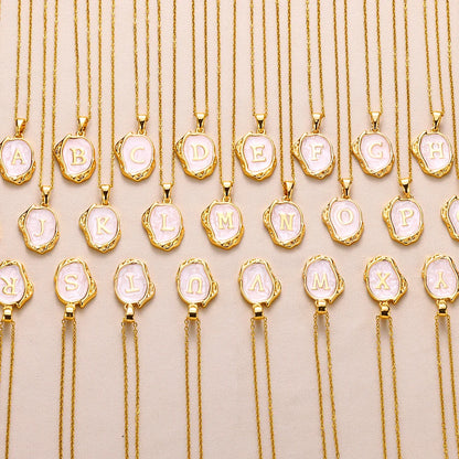 Collar océano con iniciales dorado de 18 quilates en el fondo marino