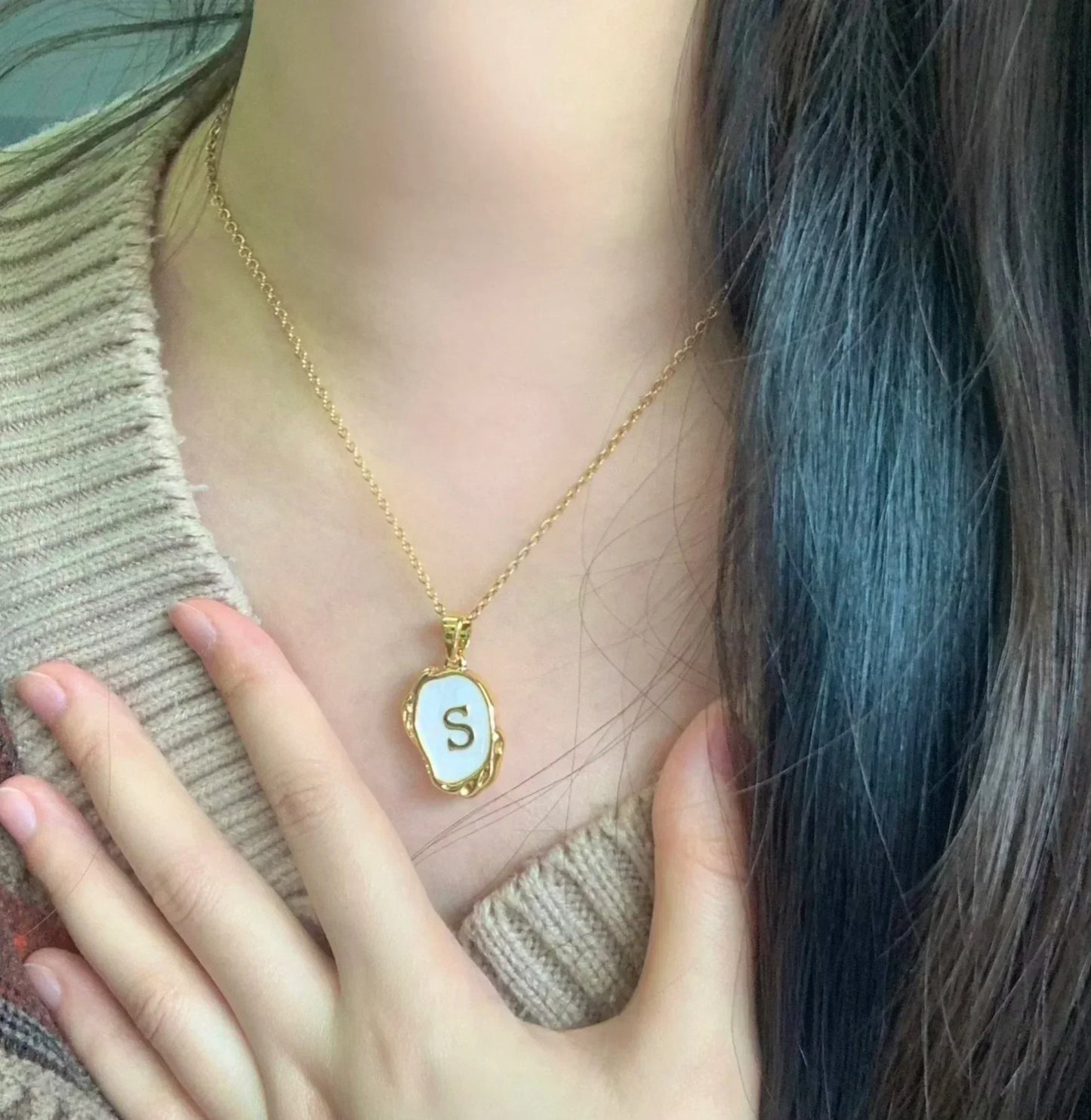 Collar océano con iniciales dorado de 18 quilates en el fondo marino