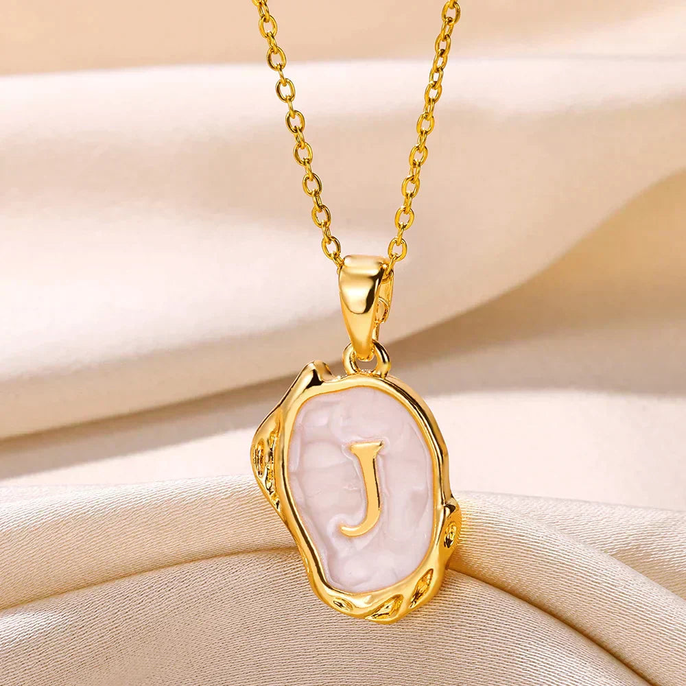 Collar océano con iniciales dorado de 18 quilates en el fondo marino