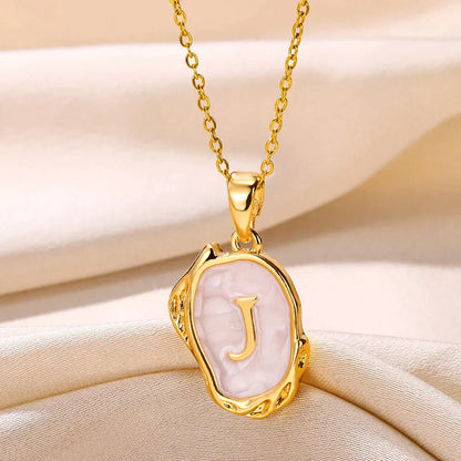 Collar océano con iniciales dorado de 18 quilates en el fondo marino