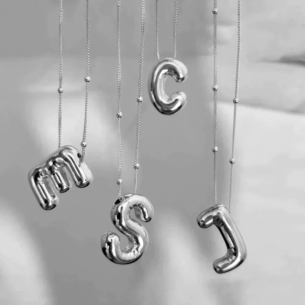 Collar especial de luz dorado de 18 quilates con esfera especial y letra inicial