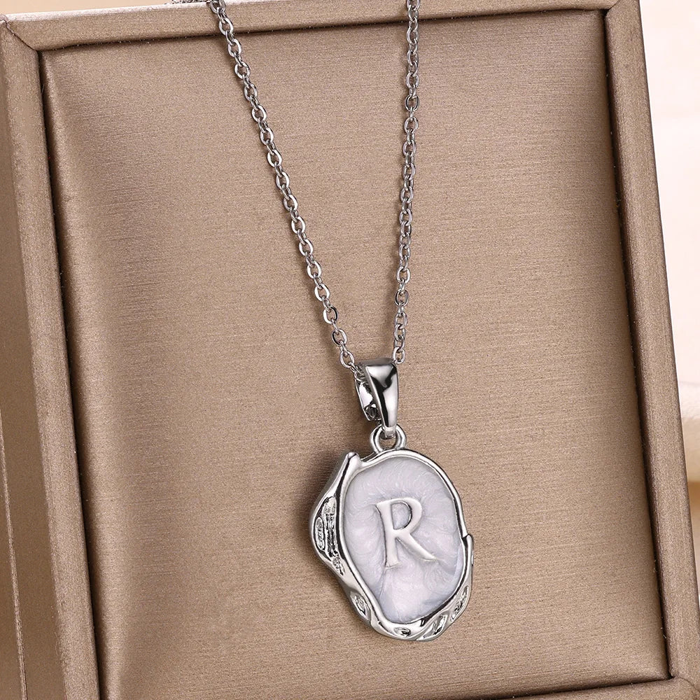 Collar océano con iniciales dorado de 18 quilates en el fondo marino