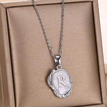 Collar océano con iniciales dorado de 18 quilates en el fondo marino