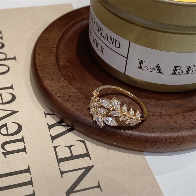 Anillo de corona con circonitas chapado en oro