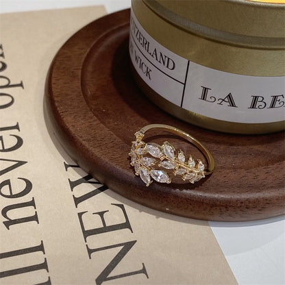 Anillo de corona con circonitas chapado en oro