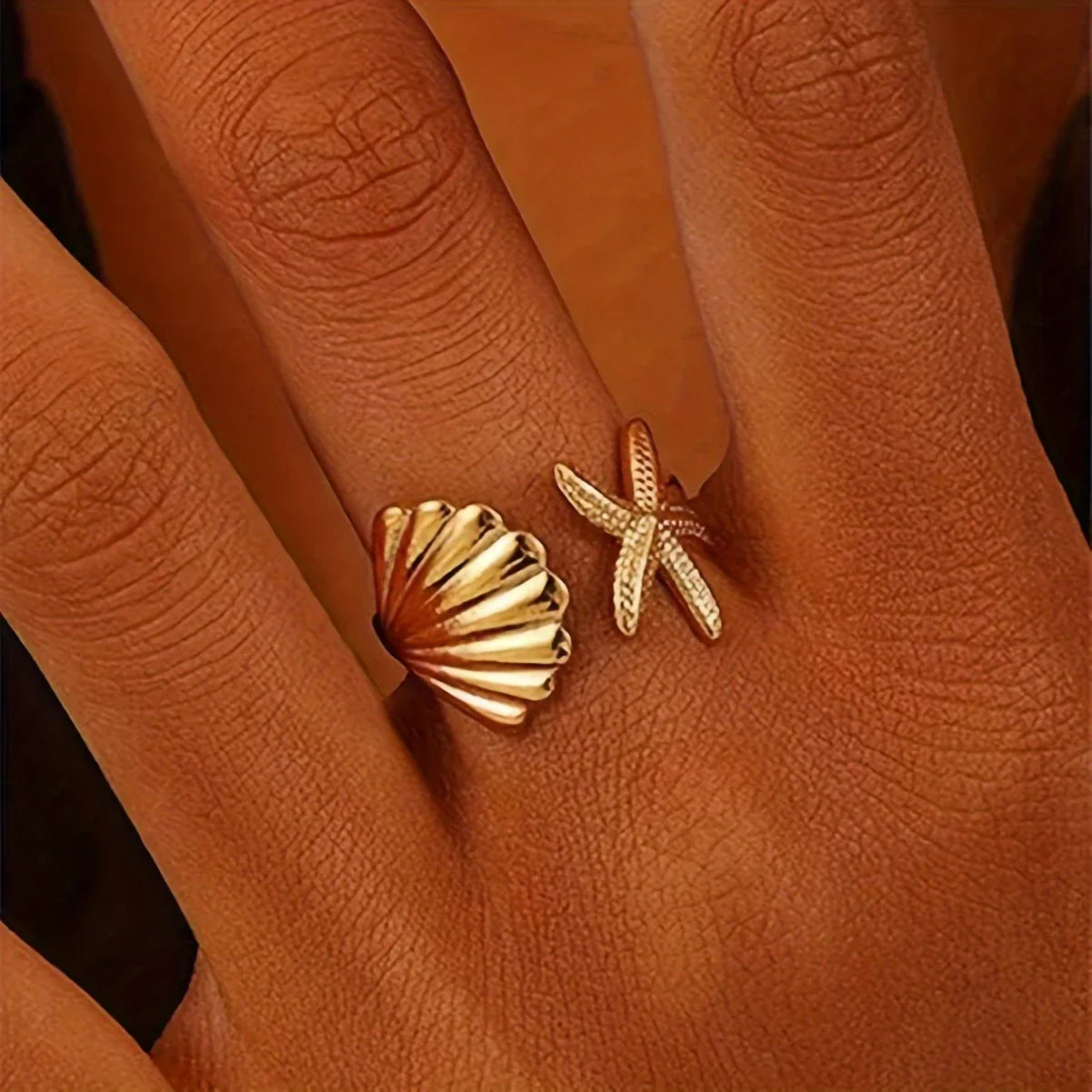 Anillo Dorado con Estrella de Mar y Concha Elegante