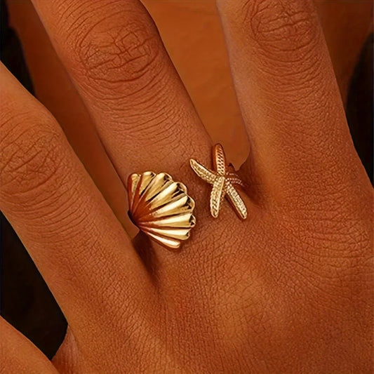 Anillo Dorado con Estrella de Mar y Concha Elegante