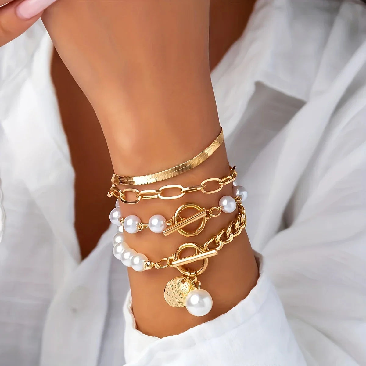 Conjunto de 4 Pulseras Doradas con Perlas Brillantes