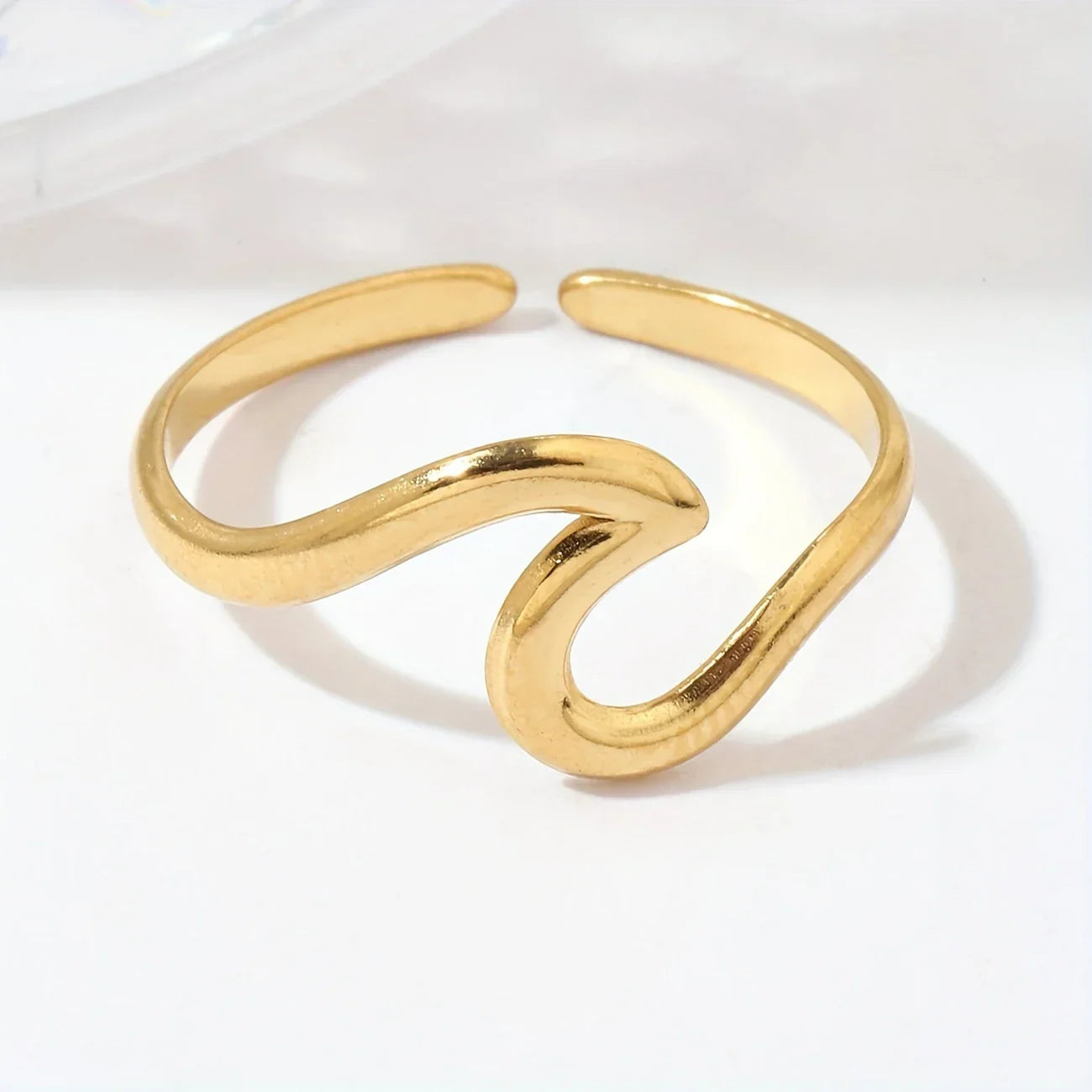 Anillo Ajustable con Diseño de Onda en Oro